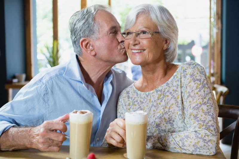 Senioren beim küssen im Urlaub