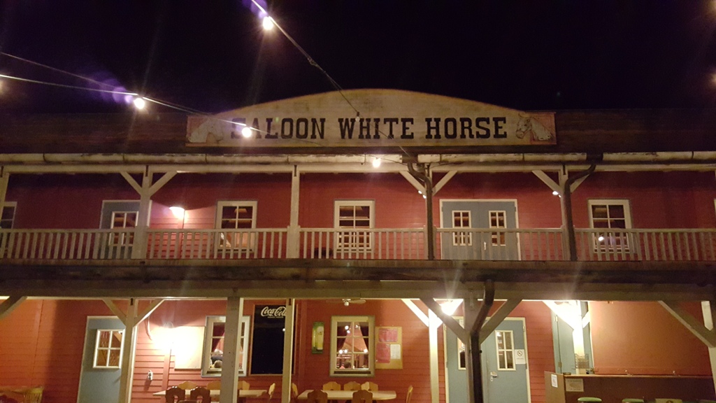 Außenansicht des Western Steakhouse Zillertal mit Beleuchtung