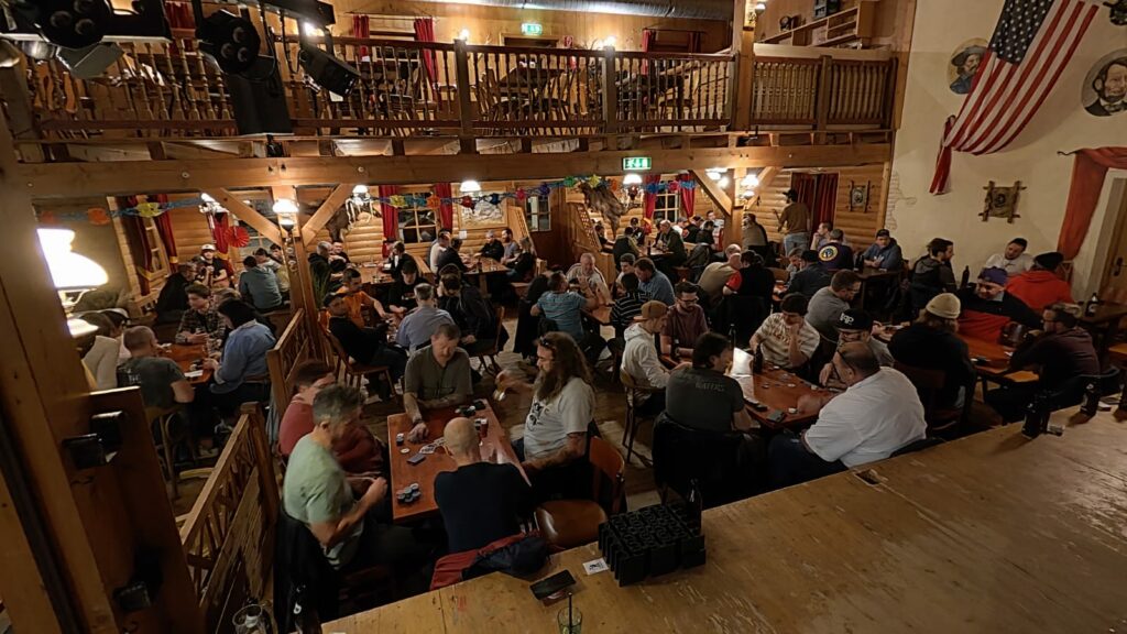 Gäste im rustikalen Gastraum des Western Steakhouse Zillertal