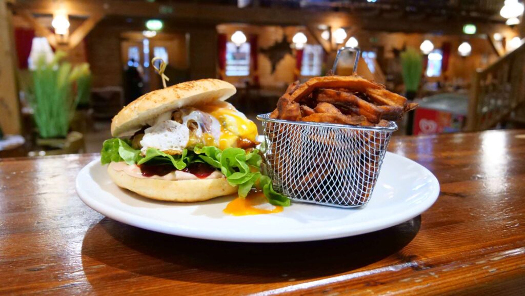 Burger mit Süßkartoffelpommes im Western Steakhouse Zillertal
