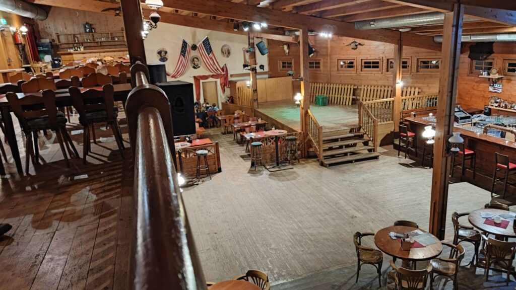 Western-Dekoration im Inneren des Western Steakhouse Zillertal