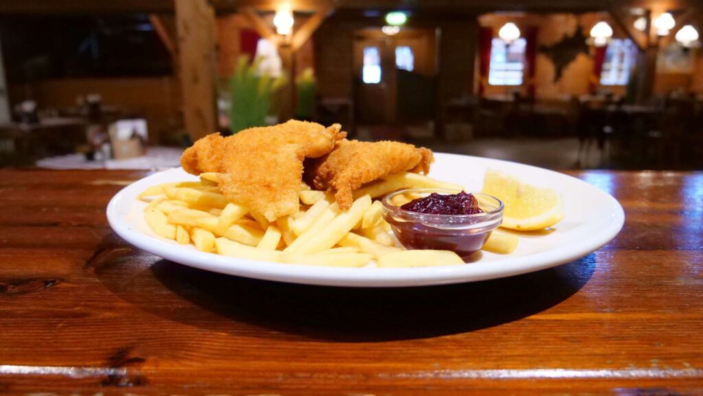 Schnitzel mit Pommes auf einem Teller im Western Steakhouse Zillertal