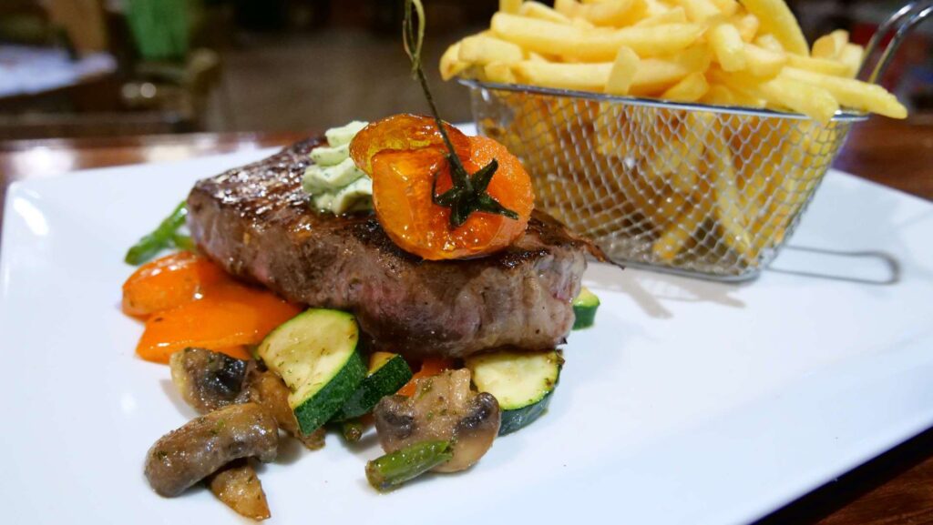 Steak mit Grillgemüse und Pommes im Western Steakhouse Zillertal